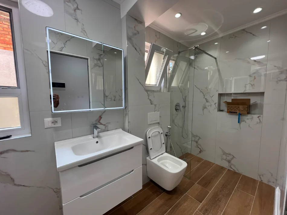 Tirane, shitet apartament 1+1+Ballkon Kati 4, 118.000 € (Xhenfize keko)