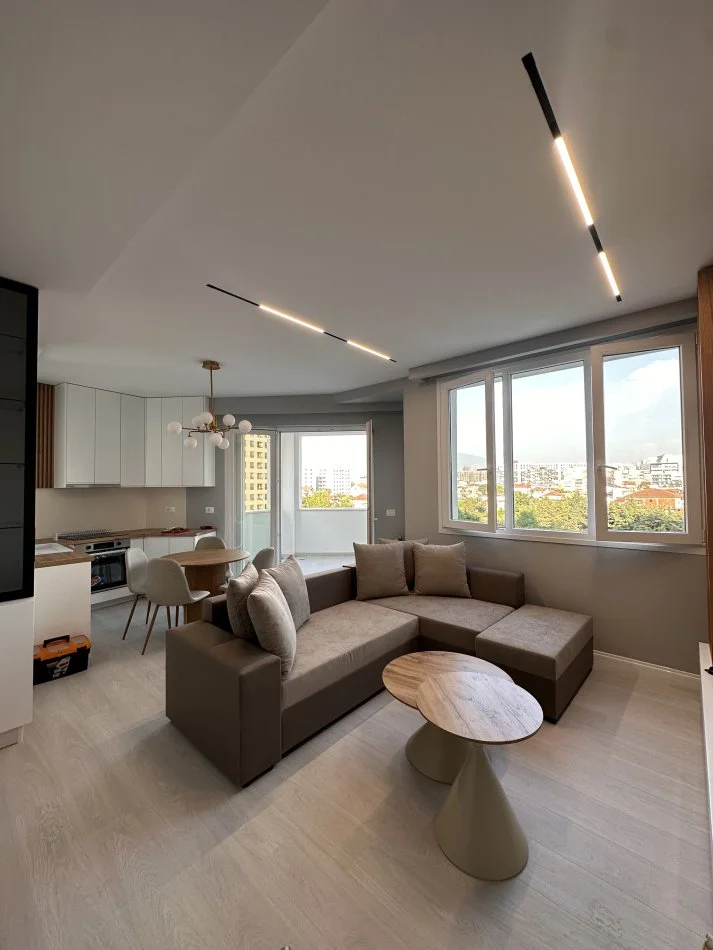 Tirane, jepet me qera apartament 1+1+Ballkon Kati 3, 70 m² 550 € (River Residence Astir)