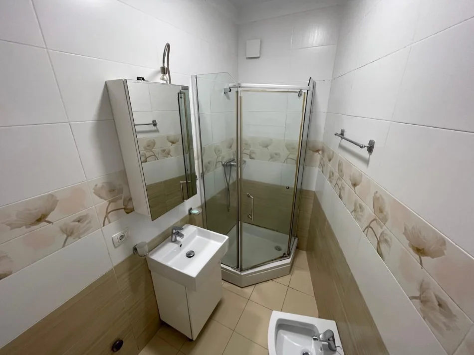 Tirane, jepet me qera apartament 1+1+Ballkon Kati 1, 70 m² 608 € (Liqeni thate)