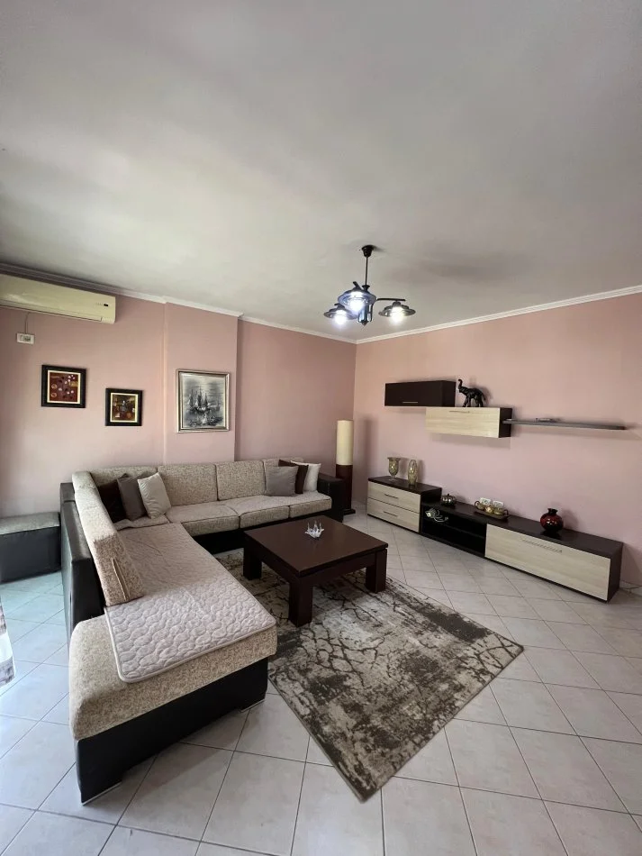 Tirane, jepet me qera apartament 2+1 , 110 m² 600 € 