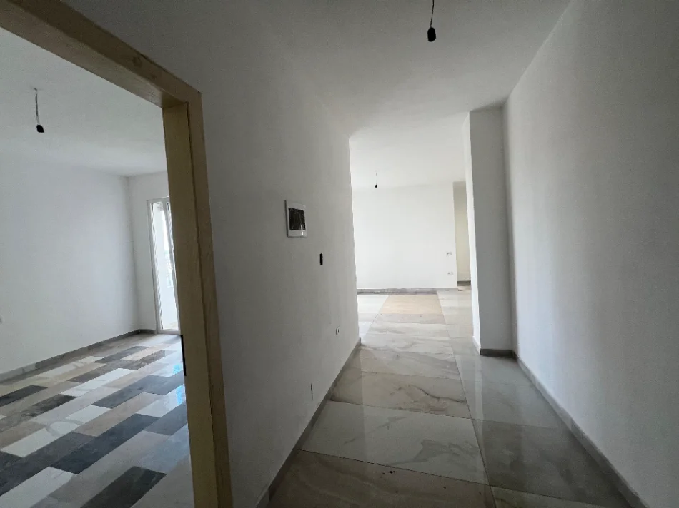 Tirane, shitet apartament 2+1+Ballkon Kati 4, 115 m² 12.800.000 € (rruga Kastriotet)