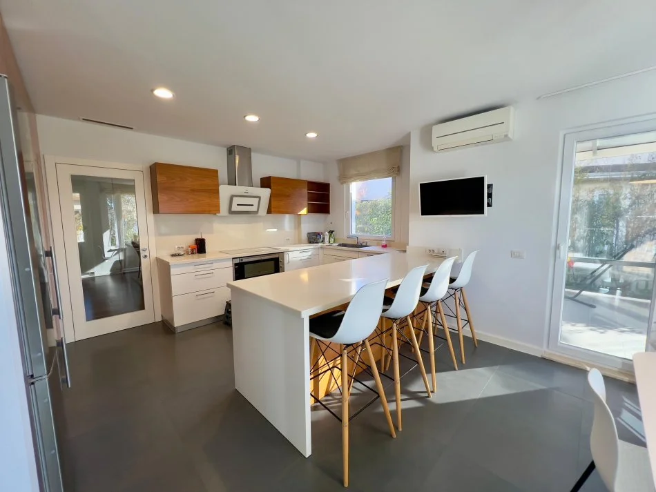 Tirane, jepet me qera Vile 5+1+Aneks+Ballkon , 593 m² 4.500 € (teg)