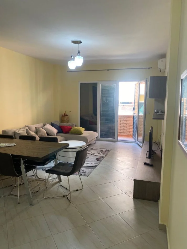 Tirane, jepet me qera apartament 2+1+2 Tualete+Ballkon , 600 € (Liqeni Thate)
