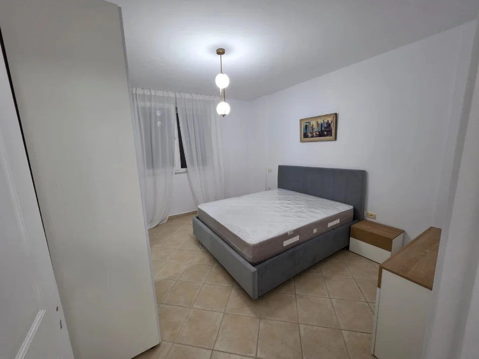 Tirane, jepet me qera apartament 1+1 Kati 4, 62 m² 650 € (ish Ekspozita)