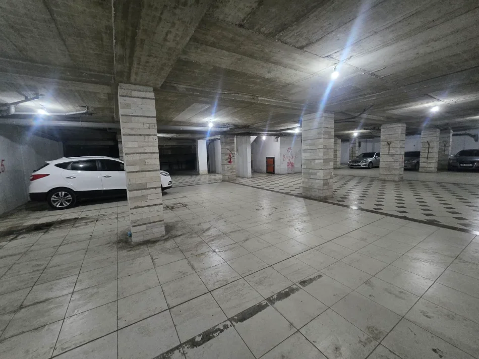 Tirane, jepet me qera garazh | post parkimi Kati -1, 15.000 m² 4.000 € (Pallatet e Verdha)