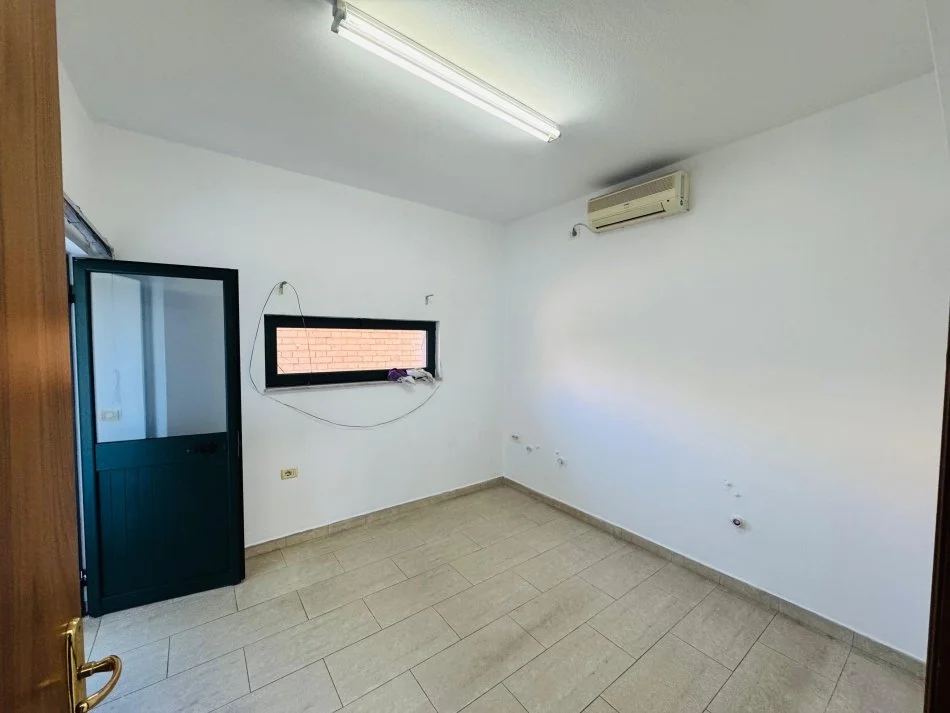 Shqiperi, jepet me qera zyre Kati 2, 230 m² 2.000 € (Ambient Zyre me qera ne zonen e Brrylit)