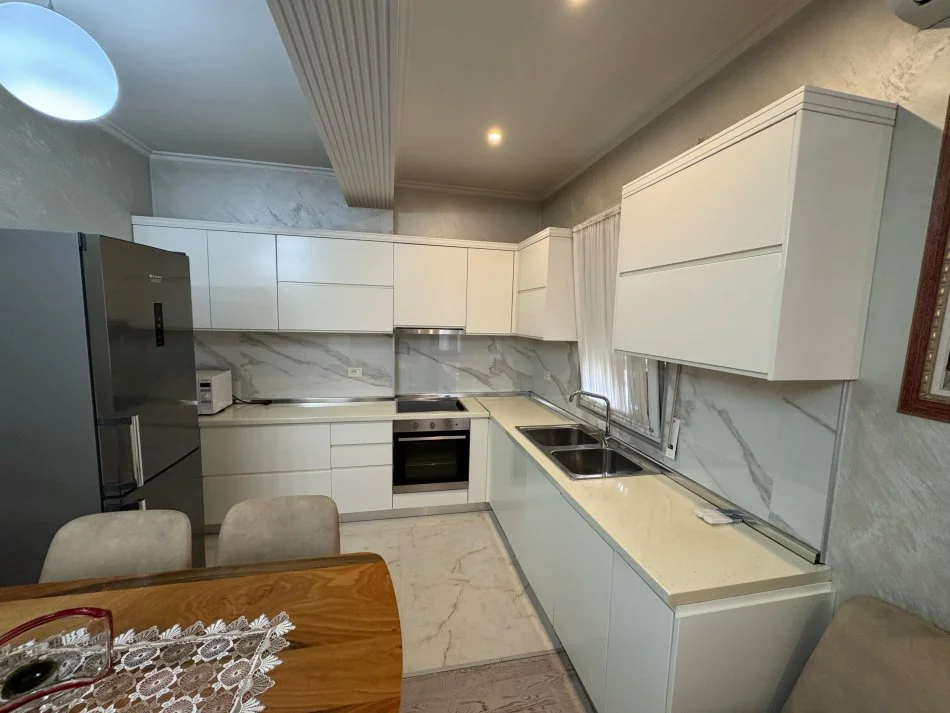 Tirane, jepet me qera apartament 1+1 Kati 6, 80 m² 550 € (Prane concord center)