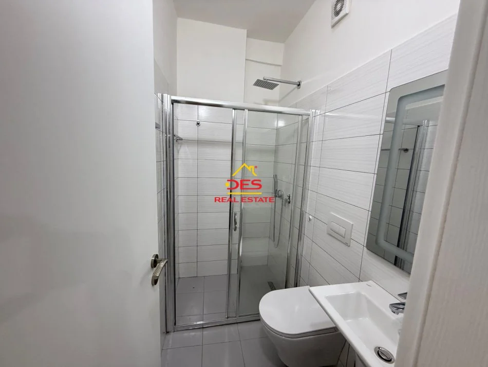 Vlore, jepet me qera apartament 2+1+Ballkon Kati 2, 110 m² 350 € (Rruga Çajupi)
