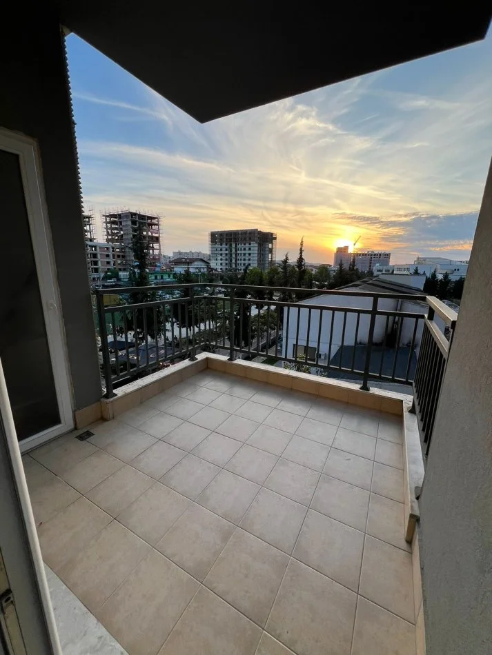 Tirane, jepet me qera apartament 2+1+Ballkon Kati 3, 95 m² 600 € (Ish fusha aviacionit)