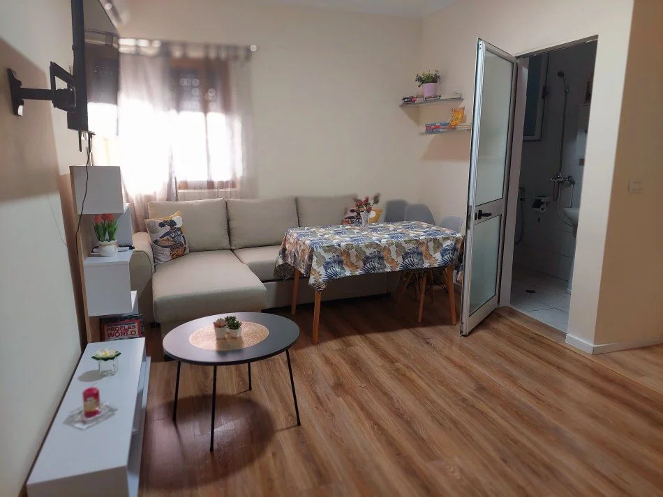 Tirane, jepet me qera apartament 1+1+Ballkon Kati 1, 60 m² 600 € (rruga myslym shyri)
