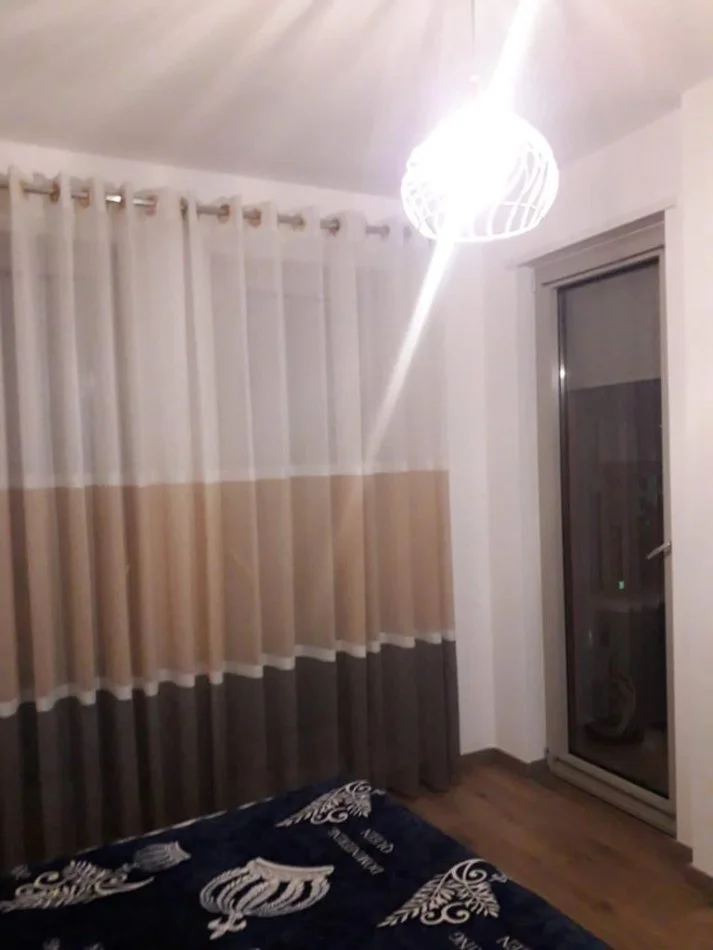 Tirane, jepet me qera apartament 1+1+Ballkon Kati 5, 65 m² 800 € (Rruga muhabet Gjonllesh)