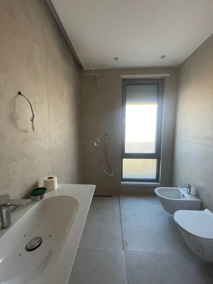 Tirane, jepet me qera ambjent biznesi Kati 7, 120 m² 1.800 € (Shume prane Qendres me akses direkt ne Rr.Kavajes dhe Rr.Durrsit)
