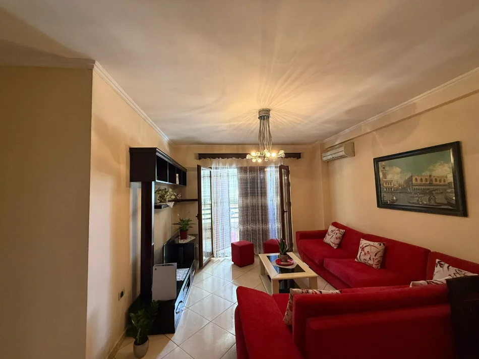 Tirane, jepet me qera apartament 2+1+Ballkon Kati 8, 95 m² 500 € (Unaza e Re)