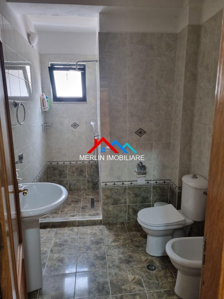 Tirane, jepet me qera apartament 1+1+Ballkon Kati 2, 75 m² 620 € (RRUGA PETRO NINI LUARASI,TREGU ELEKTRIK.)