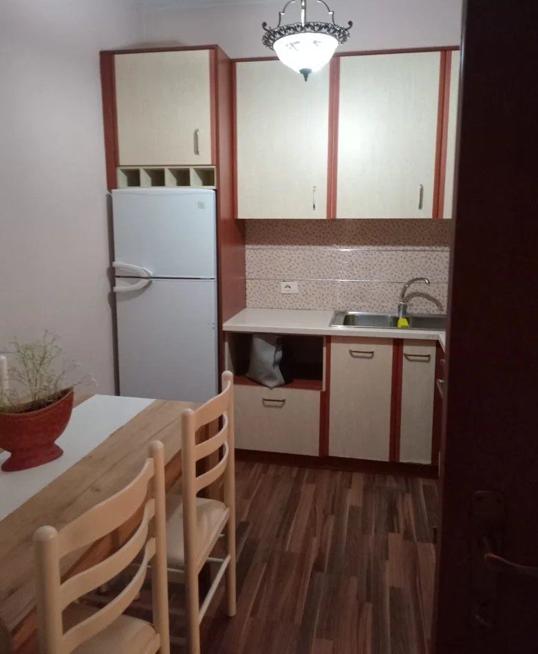 Jepet me qera apartament 1+1+Ballkon Kati 5, 80 m² (Fresku)