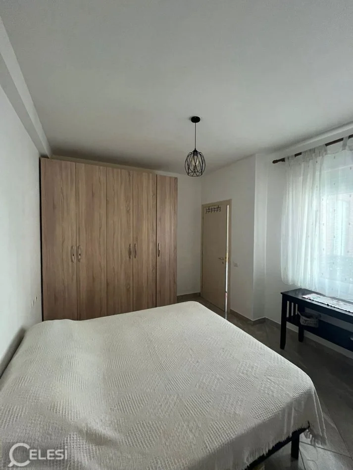 Tirane, jepet me qera apartament 1+1+Ballkon Kati 2, 70 m² 430 € (RRUGA PETI)