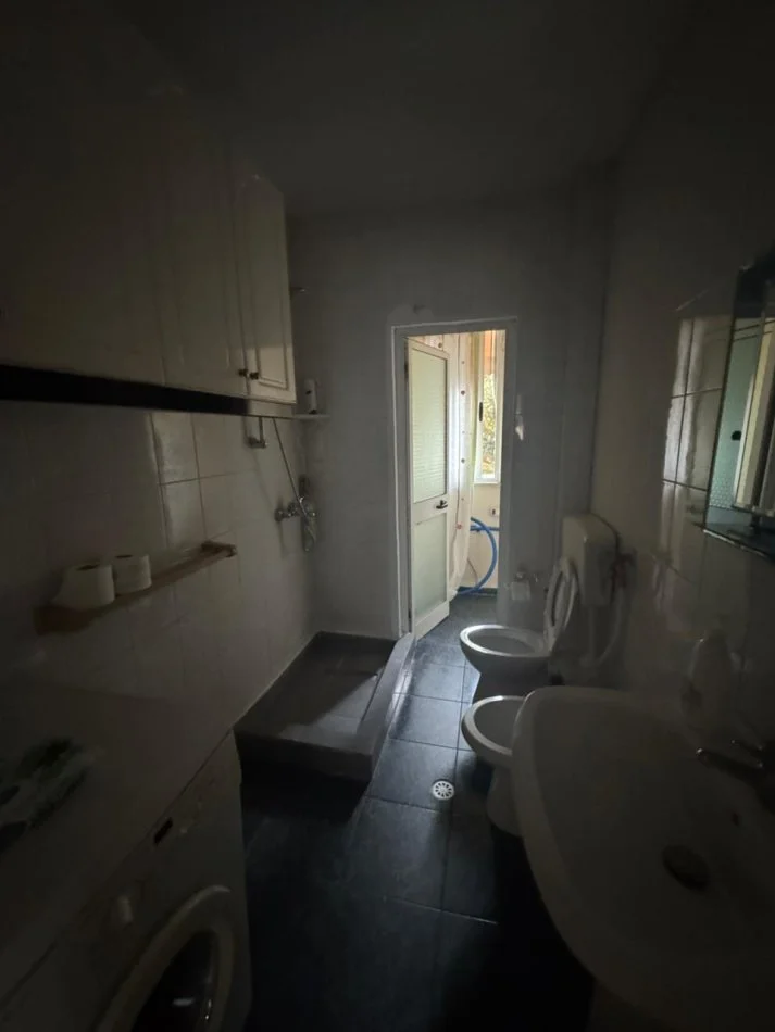 Tirane, jepet me qera apartament 1+1+Ballkon Kati 3, 65 m² 400 € (Rruga e Kavajes , prane condor center , prane xhino bar)