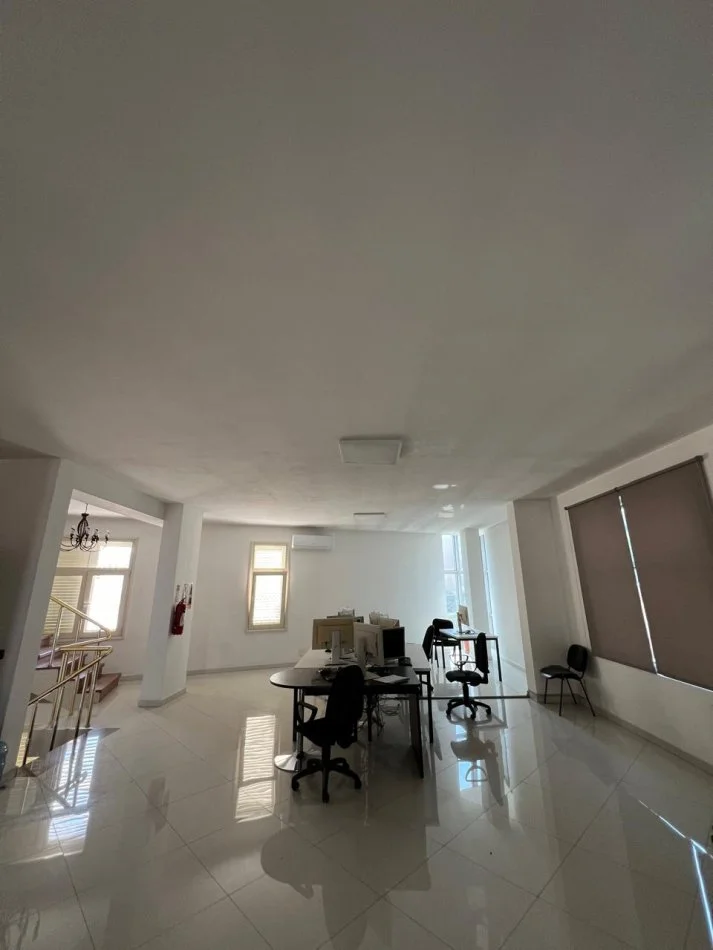 Tirane, jepet me qera zyre Kati 3, 350 m² 2.000 € (Tirane Rruga Gjergj Legisi, godine 5 kateshe, pallati • “Zef Luli”, Zona Kadastrale 8310, Laprake, Tiranë 1001)