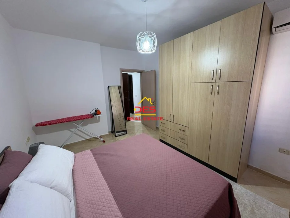 Vlore, jepet me qera apartament 1+1+Ballkon Kati 5, 70 m² 400 € (Rruga Murat Tërbaçi)