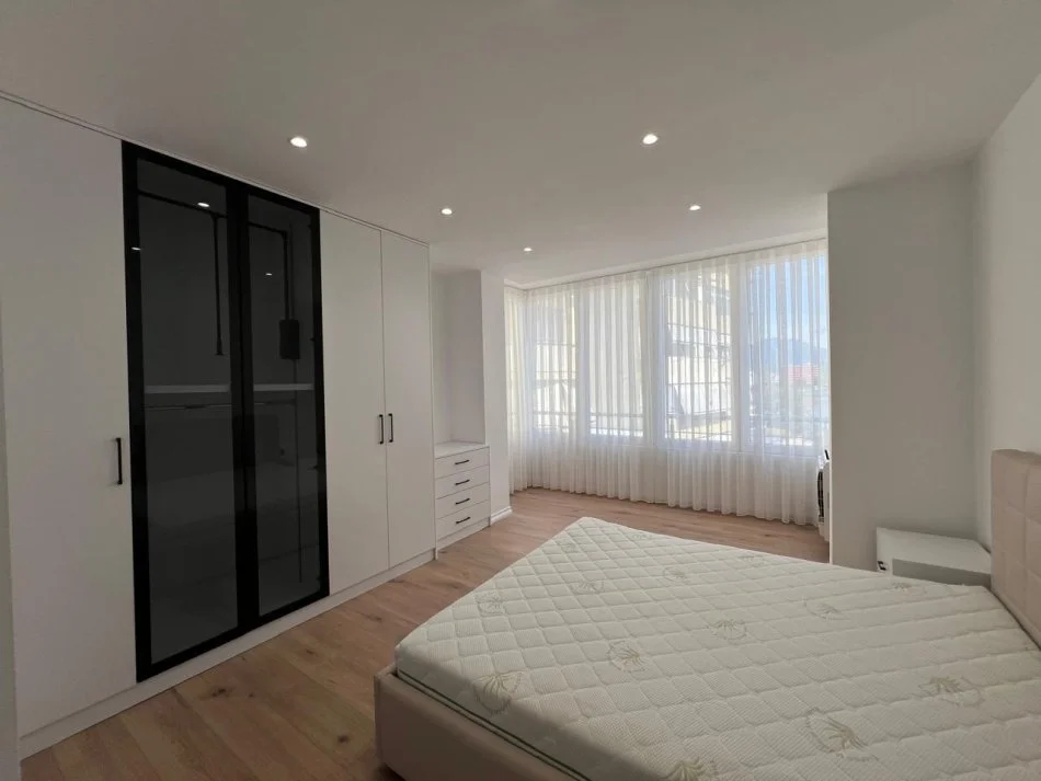 Tirane, jepet me qera apartament 3+1 Kati 3, 1.000 € (Rruga Eduart Mano)