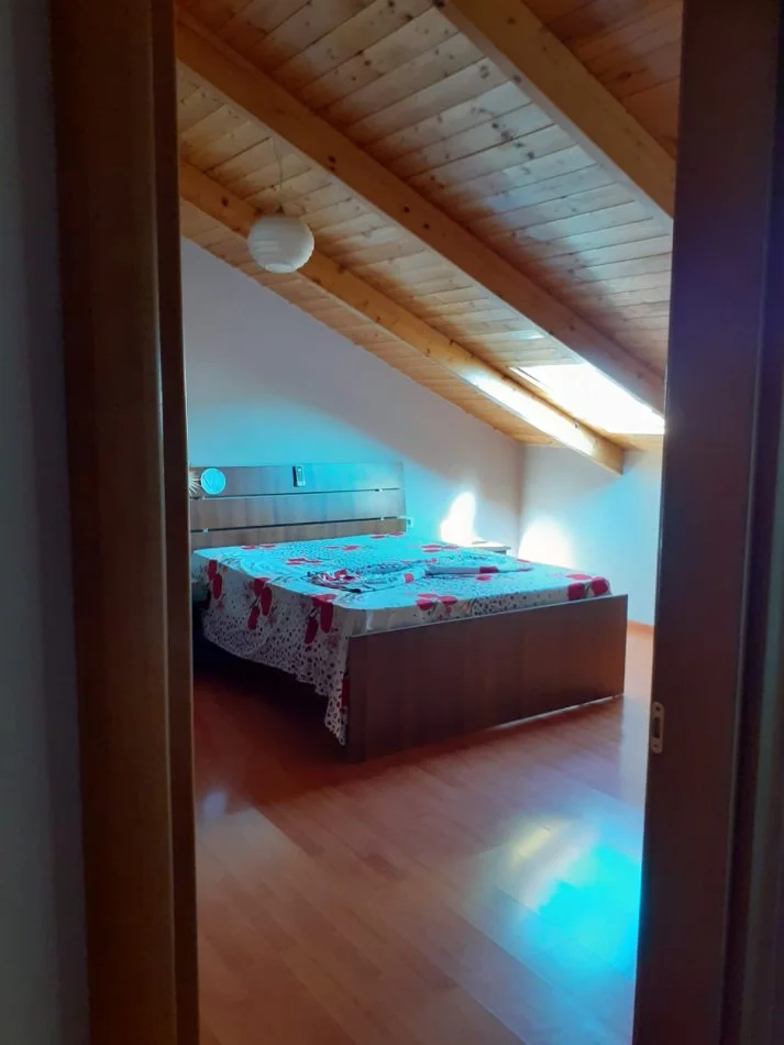 Tirane, jepet me qera apartament duplex 2+1 Kati 4, 80 m² 600 € (Bulevardi Gjergj Fishta)