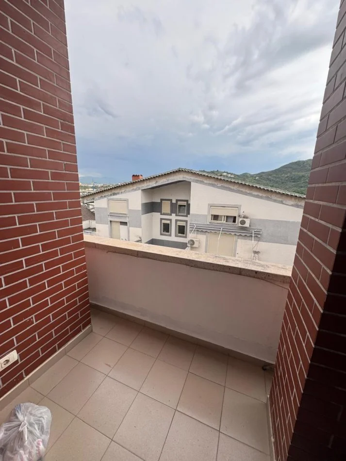 Tirane, jepet me qera apartament 1+1 Kati 4, 65 m² 400 € (Liqeni i Thate)