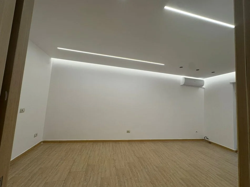 Tirane, jepet me qera zyre Kati 1, 60 m² 700 € (Rruga Myslym Shyri)