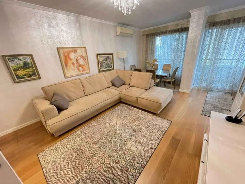 Tirane, jap me qera apartament 2+1+Ballkon Kati 7, 120 m² 850 € (Prane Gjimnazit Ismail Qemali)