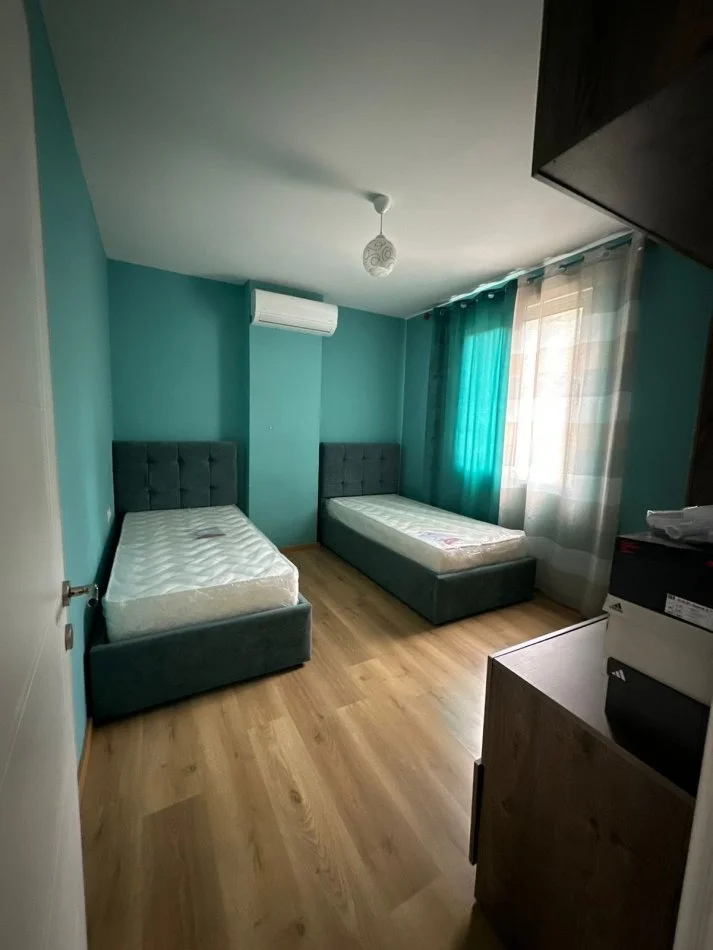 Tirane, jepet me qera apartament 2+1+Ballkon Kati 4, 100 m² 550 € (Xhamia e Selites)