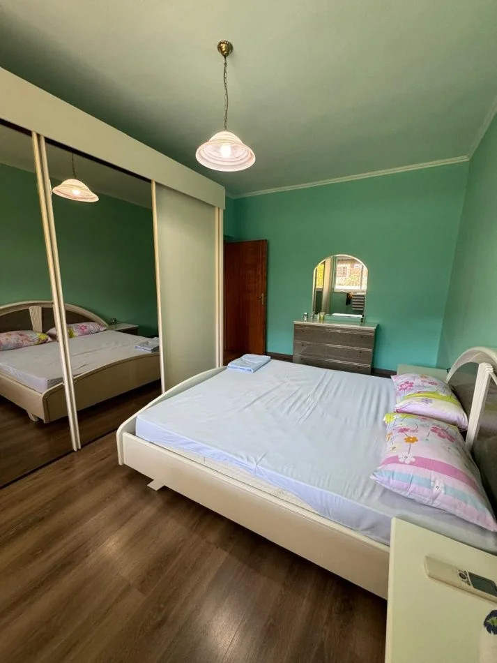 Tirane, jepet me qera apartament 1+1+Ballkon Kati 2, 65 m² 550 € (rruga Muhamet Gjollesha)