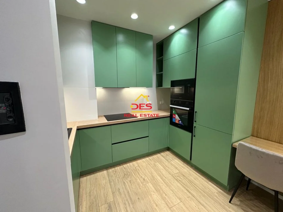 Vlore, jepet me qera apartament 1+1+Ballkon Kati 8, 70 m² 500 € (Rruga Murat Tërbaçi)