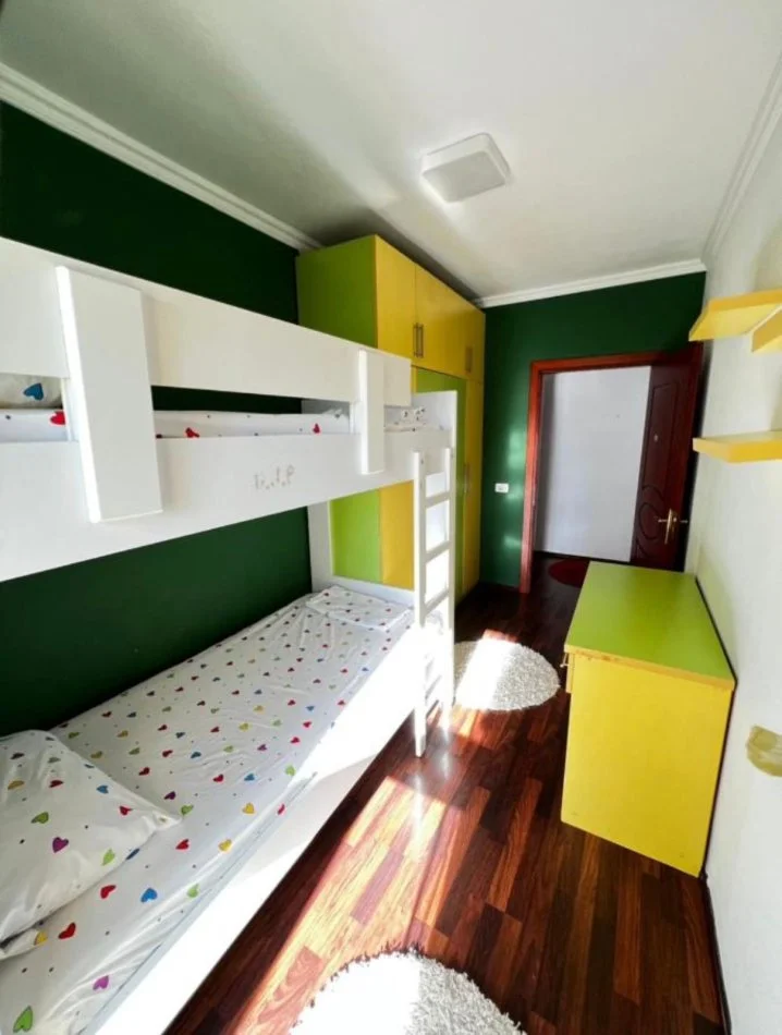 Tirane, jepet me qera apartament 2+1+Ballkon Kati 4, 112 m² 800 € (Rrugen e Kavajes)