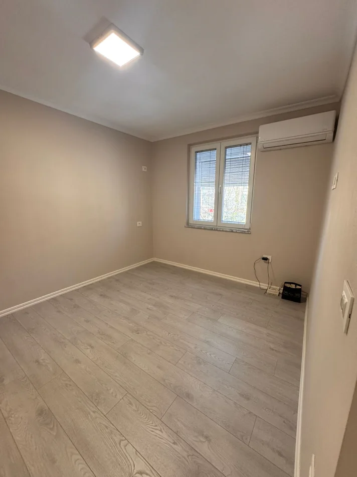 Tirane, jepet me qera zyre Kati 1, 70 m² 800 € (rruga e kavajes , 21 dhjetori)