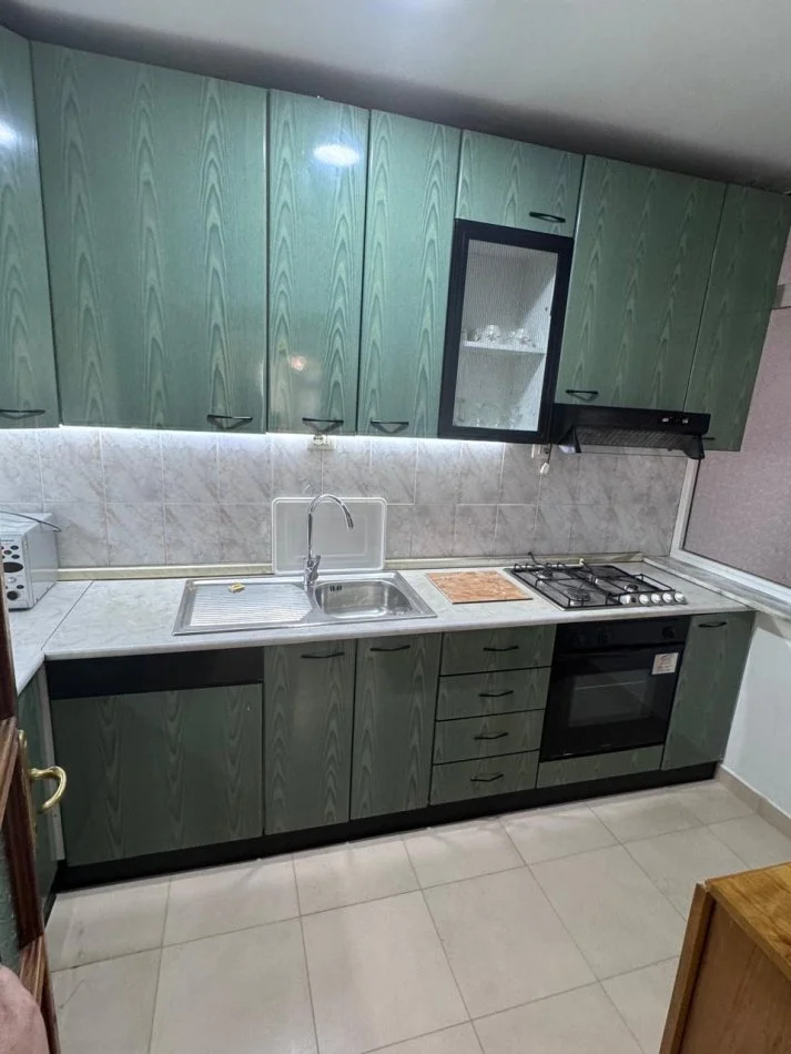 Tirane, jepet me qera apartament 5+1+Ballkon Kati 5, 102 m² 900 € 