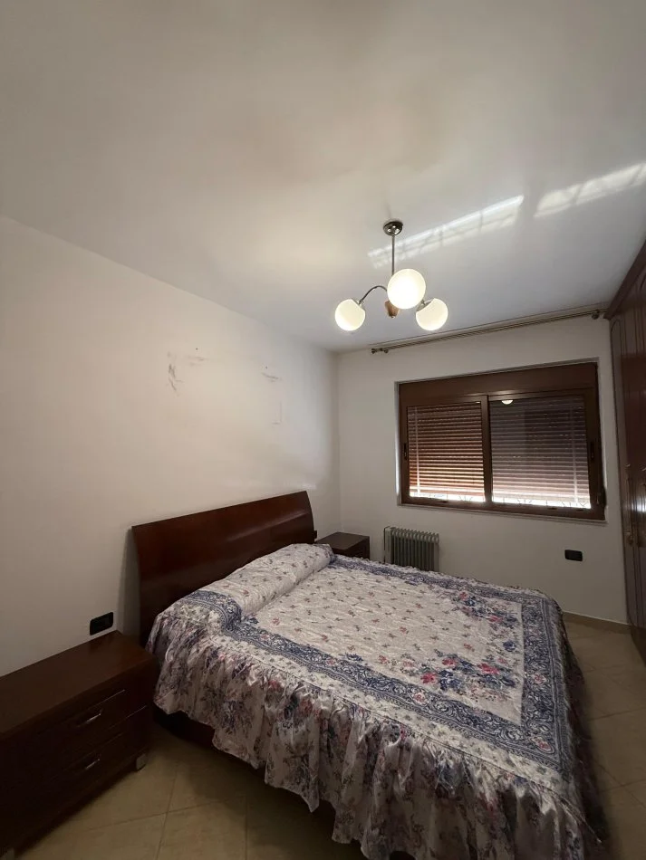 Vlore, jepet me qera apartament 1+1+Ballkon , 350 € (Albano dhe Romina)
