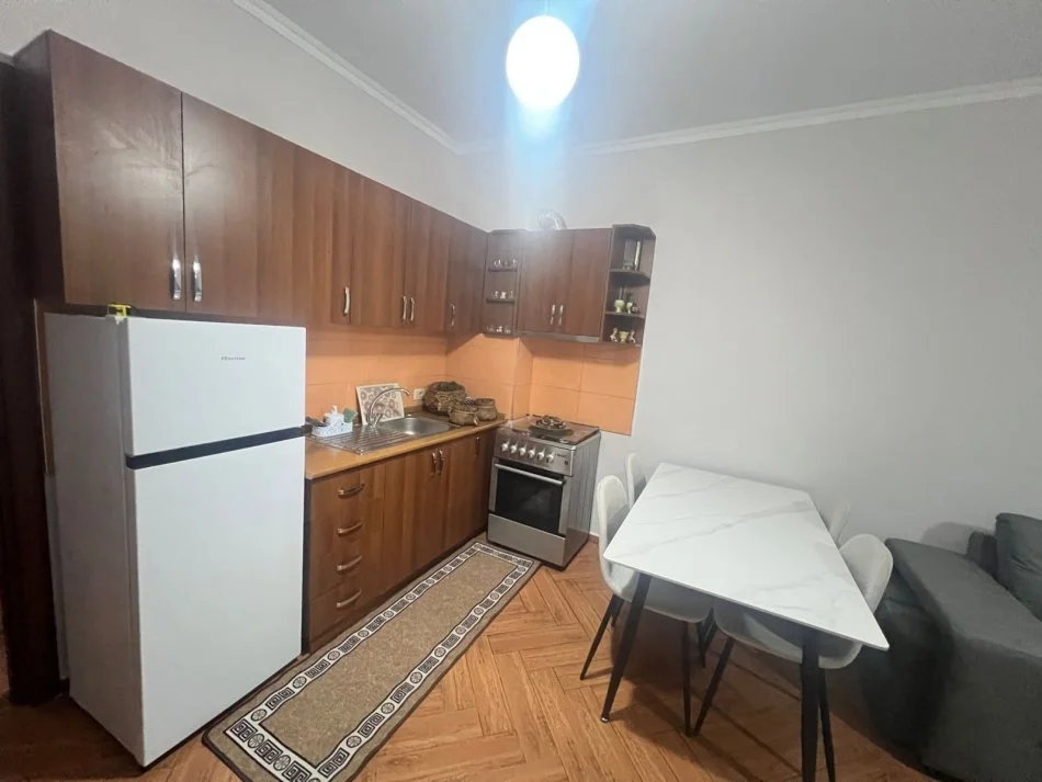 Tirane, jepet me qera apartament 1+1 , 68 m² 450 € (Astir)