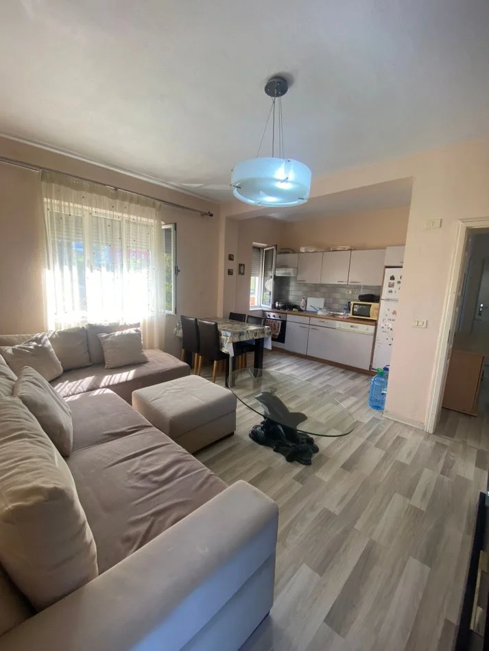 Tirane, shitet apartament 2+1+Ballkon Kati 2, 82 m² 125.000 € (5maji)