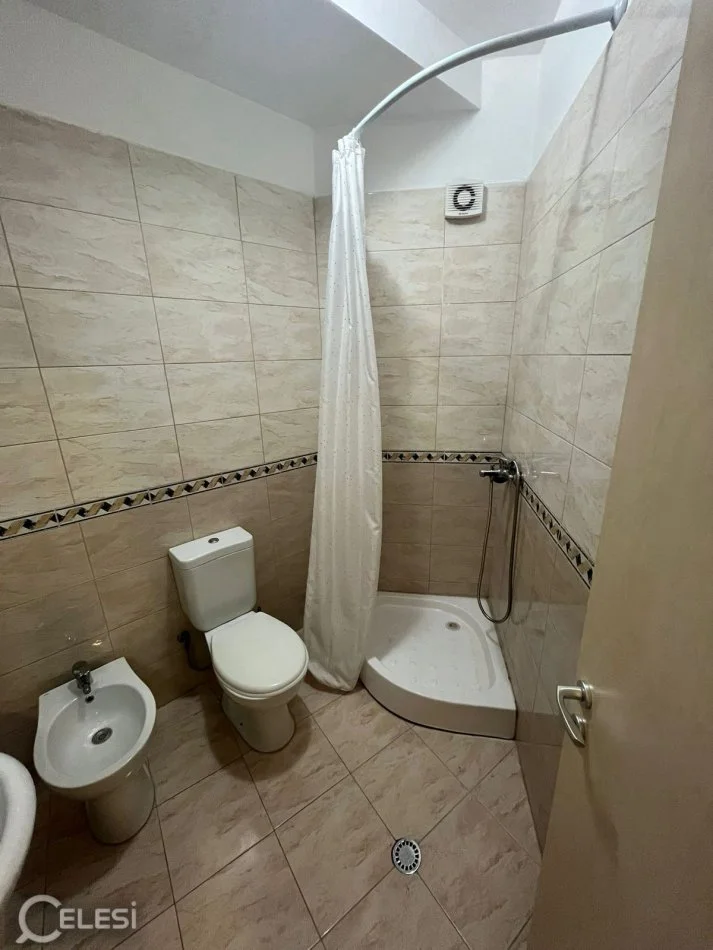 Tirane, jepet me qera apartament 1+1+Ballkon Kati 2, 70 m² 430 € (RRUGA PETI)