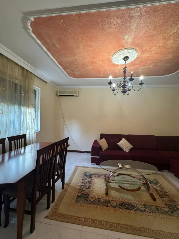 Tirane, jepet me qera apartament 1+1+Ballkon Kati 3, 65 m² 400 € (Rruga e Kavajes , prane condor center , prane xhino bar)
