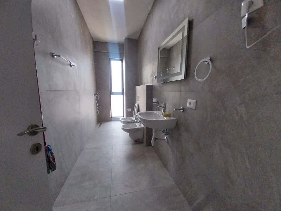 Tirane, jepet me qera apartament 2+1+2 Kati 9, 116 m² 700 € (FARMACIA 10 , Kompleksi Arlis)