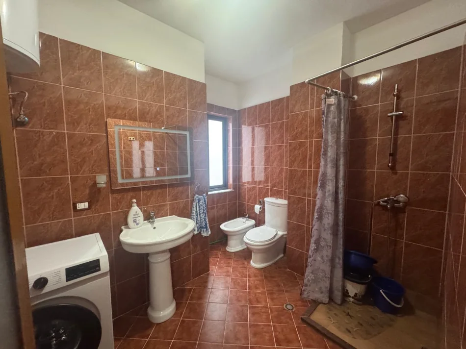 Tirane, shitet apartament 2+1+Ballkon Kati 5, 103 m² 155.000 € (Yzberisht, Tek Nela 6)