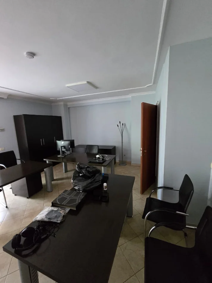 Tirane, jepet me qera zyre Kati 5, 136 m² 1.200 € (Libri Universitar)
