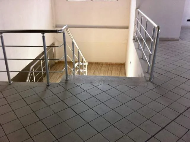 Tirane, jepet me qera magazine Kati 1, 1.700 m² 6.800 Euro (Afer Qtu)