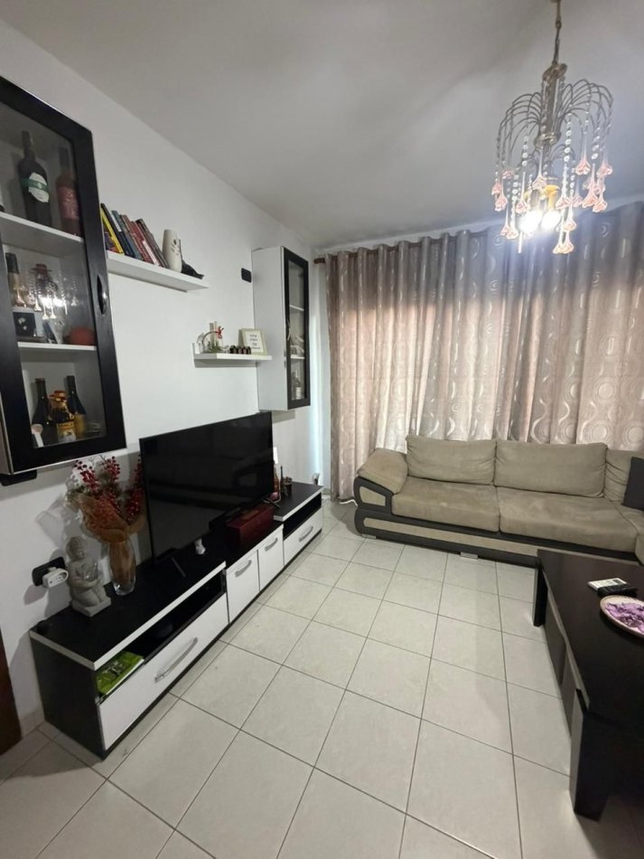 Tirane, jepet me qera apartament 1+1 Kati 4, 70 m² 500 € (Ish Fusha e Aviacionit)