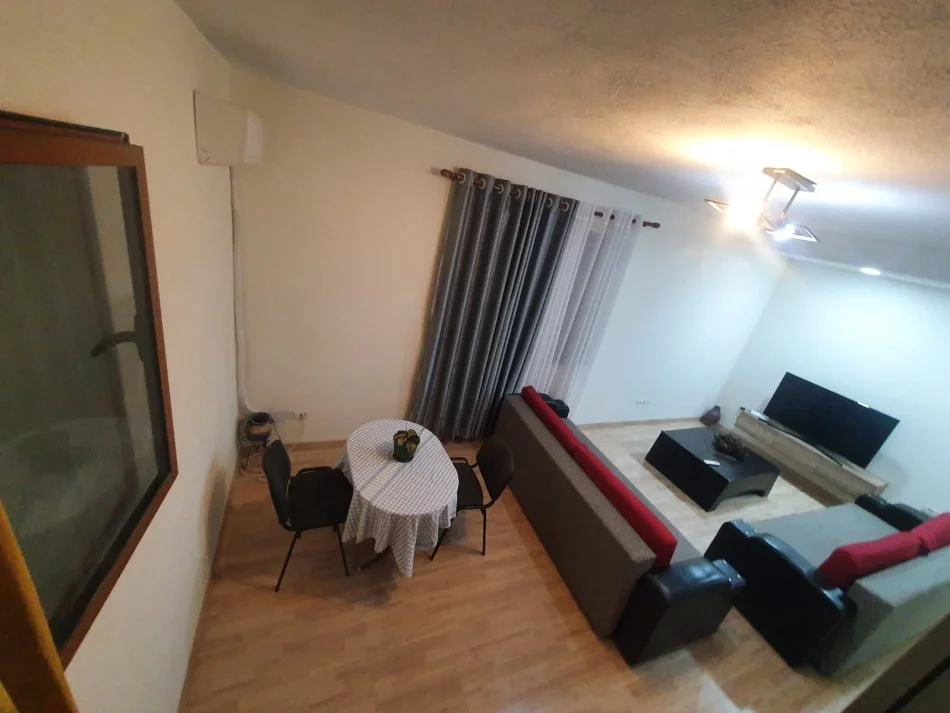 Tirane, jepet me qera apartament 1+1+Ballkon Kati 1, 60 m² 400 € (Selite)