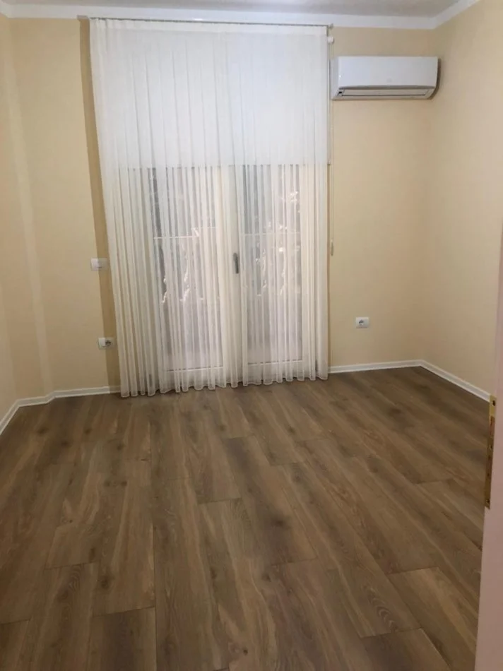 Tirane, jepet me qera apartament 3+1+Aneks+Ballkon Kati 2, 120 m² 1.200 € (Vilat Gjermane)