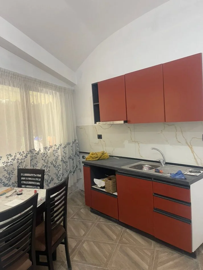 Tirane, jepet me qera apartament 1+1 , 400 € (Kopshti Zologjik)