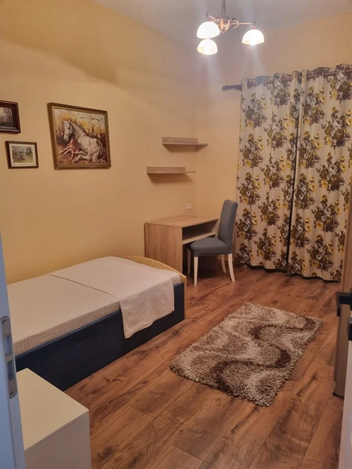 Tirane, jepet me qera apartament 2+1+Ballkon Kati 4, 80 m² 500 € (Tek Mozaiku, prane 21 Dhjetorit)