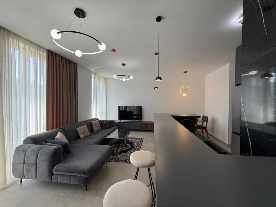 Tirane, jepet me qera apartament 2+1 Kati 1, 100 m² 1.300 € (liqeni thate)