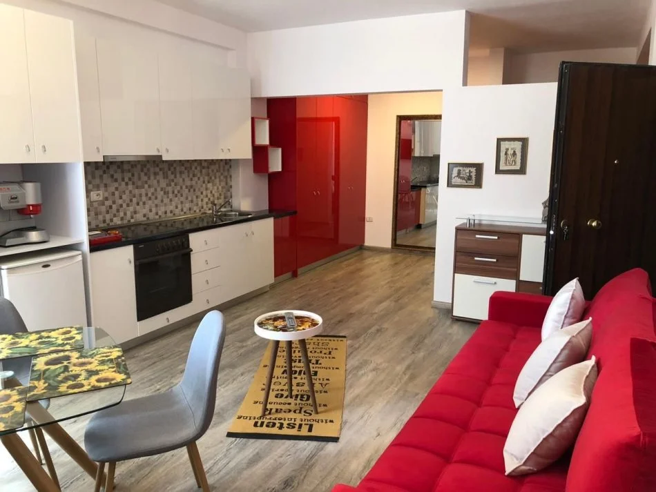 Tirane, jepet me qera garsonier 1+1 , 45 m² 400 € (Përball Delijorgjit)